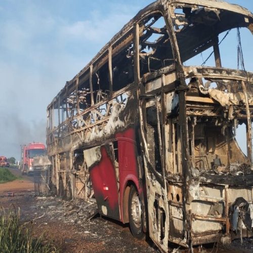 Ônibus que levava 32 passageiros pega fogo entre Jataí e Rio Verde