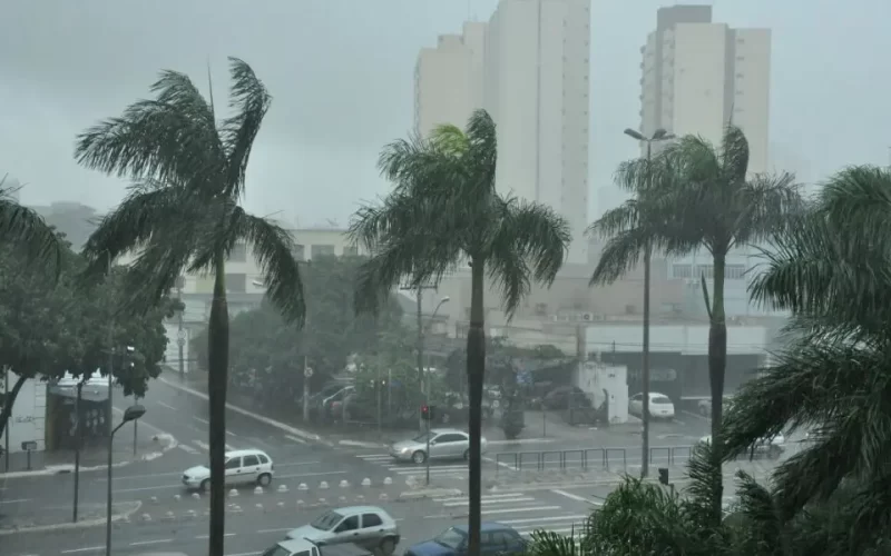 Frente fria avança por Goiás e previsão é de mais chuvas nesta quarta-feira (13/11)